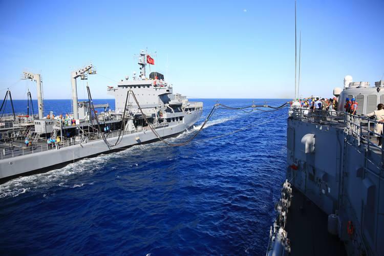 <p>Türkiye sadece hava da değil denizde de geliştirdiği teknolojilerle dünyanın dikkatini çekmeye devam ediyor. Türkiye'nin en büyük askeri gemisi <a href="https://www.aa.com.tr/tr/gundem/turkiyenin-en-buyuk-askeri-gemisi-tcg-anadolu-goreve-hazirlaniyor/2522334" target="_blank">TCG Anadolu </a>ilk teknik seyrine çıkmaya hazırlanıyor. Çeşitli kara, hava, deniz araçlarıyla seyir testleri yapılacak TCG Anadolu'nun bu yılın sonunda teslimatı hedefleniyor.</p>