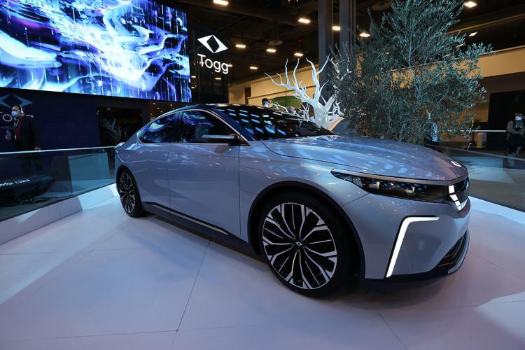 <p>TOGG Avrupa'nın doğuştan elektrikli ilk SUV'u olacak</p>
<p>Türkiye, Türkiye Otomobili Girişim Grubu (TOGG) ile kendi otomobili üretme konusunda büyük bir mesafe kat etti. Elektrikli, bağlantılı ve yeni nesil TOGG, Gemlik'te 1,2 milyon metrekare alana kurulu fabrikada üretilecek. 2022'nin son çeyreğinde banttan indiğinde Avrupa'nın doğuştan elektrikli ilk SUV'u unvanını alacak TOGG aynı zamanda 3'üncü seviyeye hazır otonom (sürücüsüz) bir araç olacak.</p>