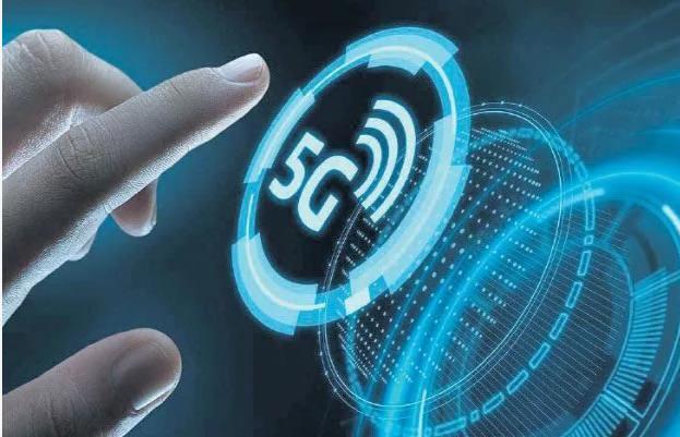 <p>Dünyada teknolojinin geleceğini şekillendirecek en önemli çalışmalardan biri olarak 5G ön plana çıkıyor. Sürücüsüz otomobil, insansız fabrikalar ve uzaktan ameliyat imkanı gibi pek çok sektörde büyük dönüşüm yaşatması beklenen teknolojiye ön açacak olan 5G ile ilgili Türkiye'de de çalışmalar hız kesmeden devam ediyor.</p>