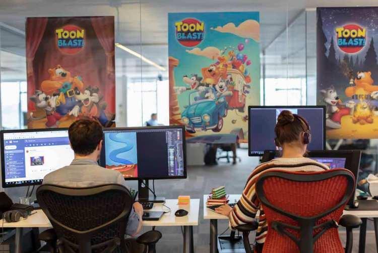<p>Türkiye'de teknoloji alanında son dönemde yıldızı parlayan sektörler arasında oyun sektörü de yer alıyor. Peak Games'in 1,8 milyar dolara satılması ile bütün dünyada adından söz ettiren <a href="https://www.aa.com.tr/tr/bilim-teknoloji/yerli-oyunlar-dunya-ortalamasinin-uzerinde-begeni-kazandi/2190530" target="_blank">Türk oyun sektörü </a>daha sonraki süreçte de yatırım almaya devam etti. Türkiye'de 2020'de en çok yatırım alan sektör oyun sektörü olurken 2021 yılında da Türk oyun sektöründe toplam 50'nin üstünde yatırım gerçekleşti. 2021'in en büyük yatırımlarından biri de 155 milyon dolar ile Dream Games'in aldığı yatırım oldu.</p>
<p>Google Play'de 158 bin 96 oyun yayıncısı arasında 2 bin 636'dan fazla Türk yayıncı bulunurken, Google Play'de 424 bin 964 oyun arasında Türk yayıncıların sunduğu 8 bin 890'dan fazla oyun bulunuyor. Türk yayıncılar ürettiği oyunlar özellikle Amerika Birleşik Devletleri'nde (ABD) en çok indirilen oyunlar arasında yer alıyor.</p>