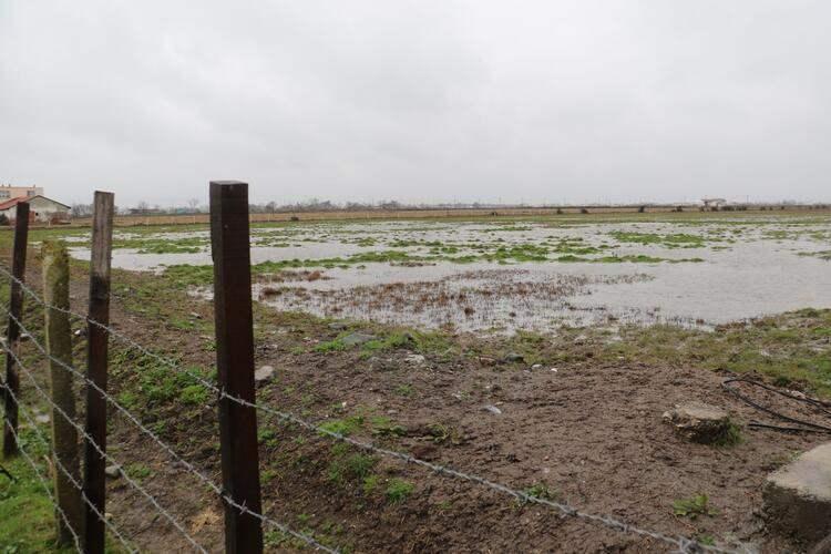 <p>Bizi çok mağdur durumda bıraktılar. Her hanede 200 balya saman, sudan dolayı ziyan oldu. Yağışlardan dolayı kanal taşıyor, mahallemiz su altında kalıyor. Uyku uyuyamaz hale geldik" diye konuştu.</p>