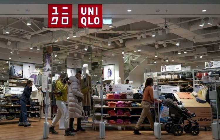 <p>Rusya'da vatandaşların Moskova'daki Uniqlo mağazasına gelerek faaliyetlerini sonlandıracak mağazadan alışveriş yapmak için uzun süre kuyrukta bekledikleri görüldü.</p>
