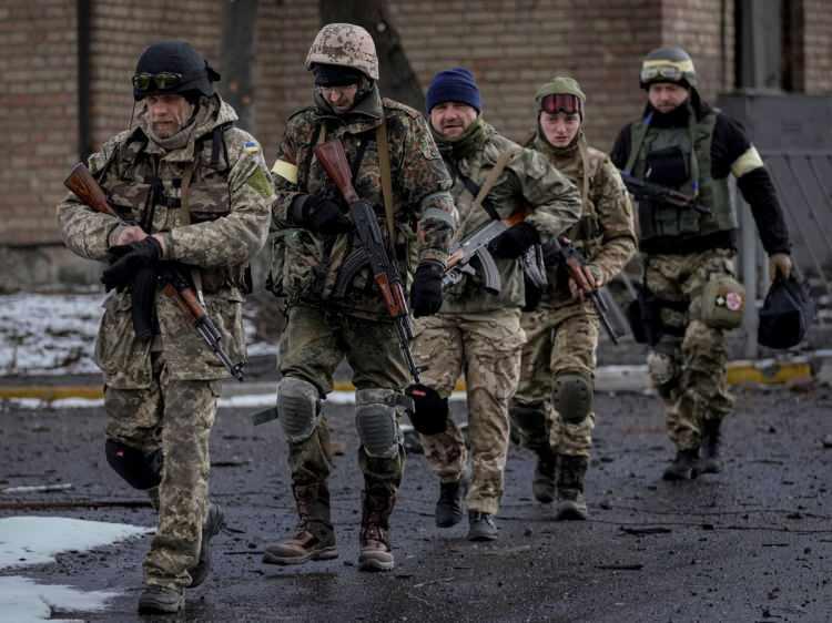 <p><strong>Silahların kadınlara da veerilmesini öneren güzel isim savaşın bir yıkın gibi iki haftada ülkelerini yok ettiğini bunun bir an önce durdurulması gerektiğini belirtti. </strong></p>
