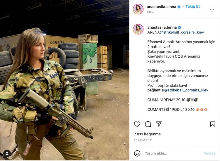 <p>Orduya katıldığı iddiaları üzerine 28 Şubat 2022’de Instagram profilinde paylaştığı “Ben asker değilim, sadece insanım” başlıklı gönderide yıllardır Airsoft oynadığını söyleyen Lenna, profilindeki tüm gönderilerin insanlara ilham vermek amaçlı olduğunu eklemişti</p>