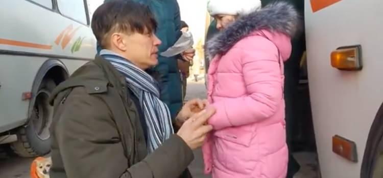 <p>Videonun orduya katılmak için kızıyla vedalaşan Ukraynalı askeri gösterdiği iddiası</p>
<p>Sosyal medyada çokça paylaşılan iddiaya göre video, Ukraynalı bir askerin orduya katılmak için kızıyla vedalaştığını gösteriyordu.</p>
<p> </p>