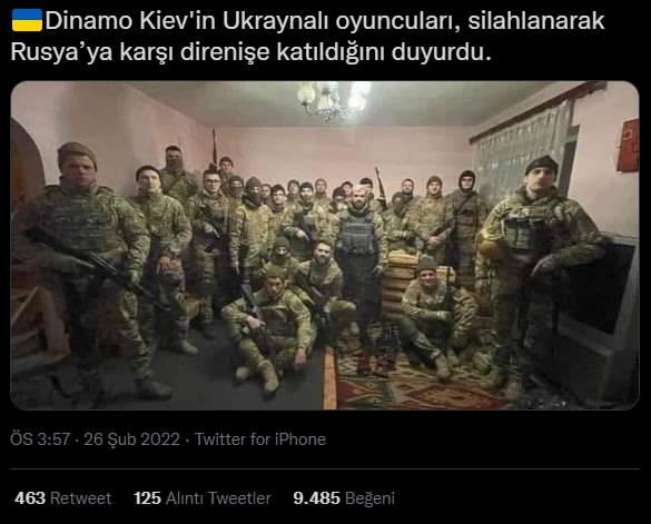 <p>Çokça paylaşılan ve yüksek etkileşim alan gönderilerden birindeki fotoğrafın, futbol takımı Dinamo Kiev’in Ukraynalı oyuncularının silahlanarak Rusya’ya karşı direnişe katıldıklarını gösterdiği iddia edildi.</p>
<p> </p>
