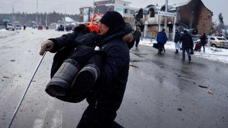 <p>Moskova saati ile 10.00 itibarıyla yürürlüğe giren ateşkes kapsamında sivillerin Kiev, Harkiv, Çernihiv, Sumi ve Mariupol şehirlerinden daha güvenli bölgelere tahliyesi, Rus güçlerin belirli aralıklarla ateşkesi ihlal etmesine ve kar yağışının neden olduğu zorluklara rağmen devam ediyor.</p>
