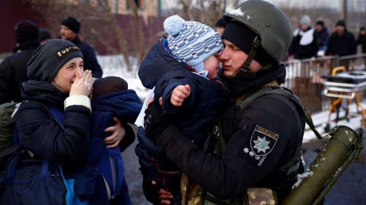 <p>Zhyvytskyy, tahliye için çok sayıda otobüs tahsis ettiklerini, engellilere, yaşlılara, hamile kadınlara öncelik tanıdıklarını vurguladı.</p>
