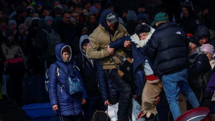 <p>Tahliye süreçleriyle ilgili çekilen görüntülerde, insanların çok az eşya ile otobüslerle taşındığı, bazı insanların ise yürüyerek yaşadıkları yerleri terk ettiği görülüyor.</p>
