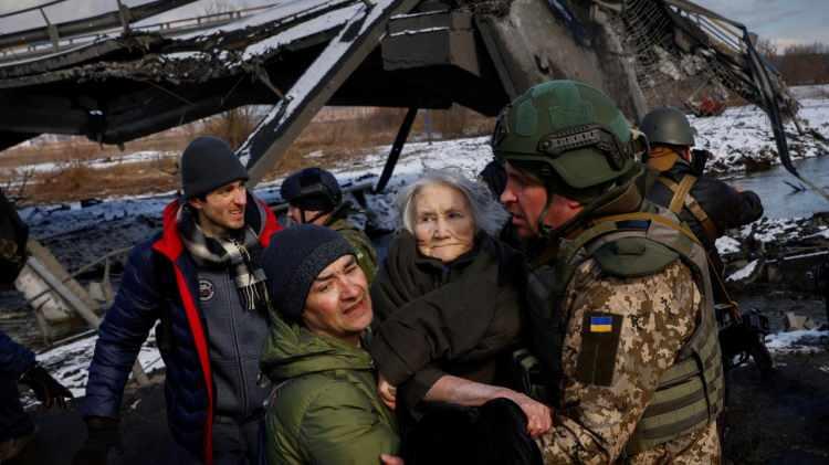 <p>Ukrayna Acil Durumlar Servisi çalışanları da şehirlerini tek eden insanlara yardımcı olmaya çalışıyor.</p>
