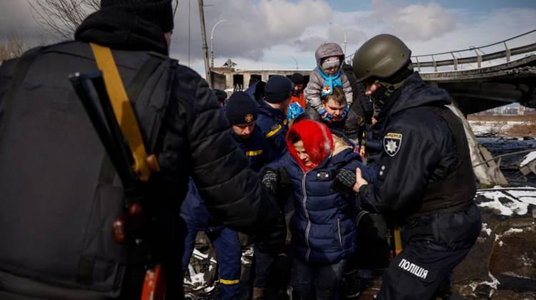 <p> Ukraynalıların, yoğun kar yağışı altında Kiev’e oradan da daha güvenli bölgelere geçmek için gösterdiği çaba, savaşın siviller üzerindeki etkisini gözler önüne seriyor. </p>
