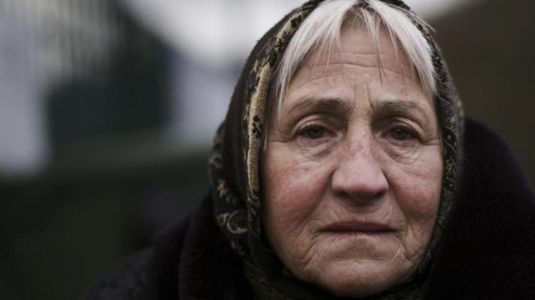 <p>Ukrayna güçleri, “Rus sabotajcıların” sivillerin arasına karışıp Kiev tarafına geçmesini önlemek için tahliye edilenlere kimlik veya pasaport kontrolü yapıyor.</p>
