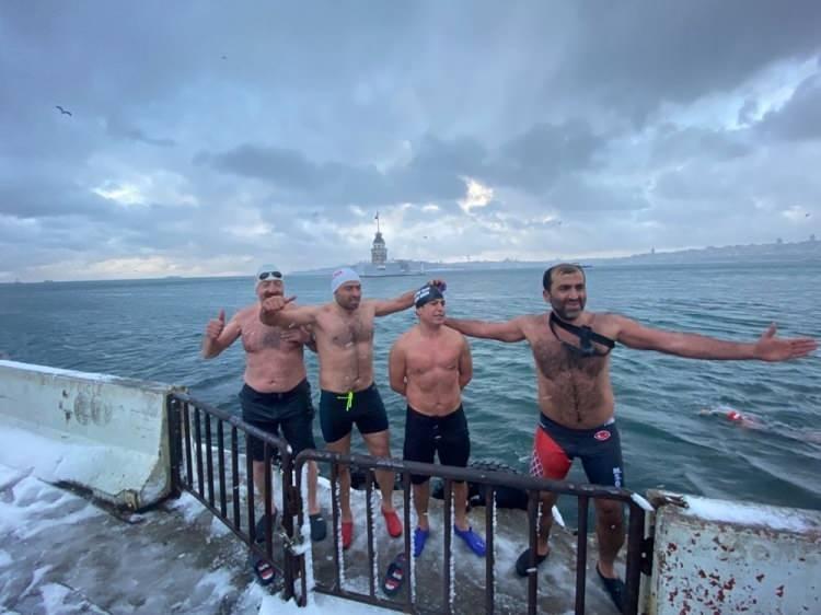<p>İstanbul'un cadde ve sokakları beyaza büründü. Sıcaklıkların eksi seviyeye ulaştığı kentte soğuğa aldırış etmeyen, 'Sarayburnu Fatihleri' adını verdikleri bir grup vatandaş, Üsküdar Salacak Sahili'nden denize atladı.</p>