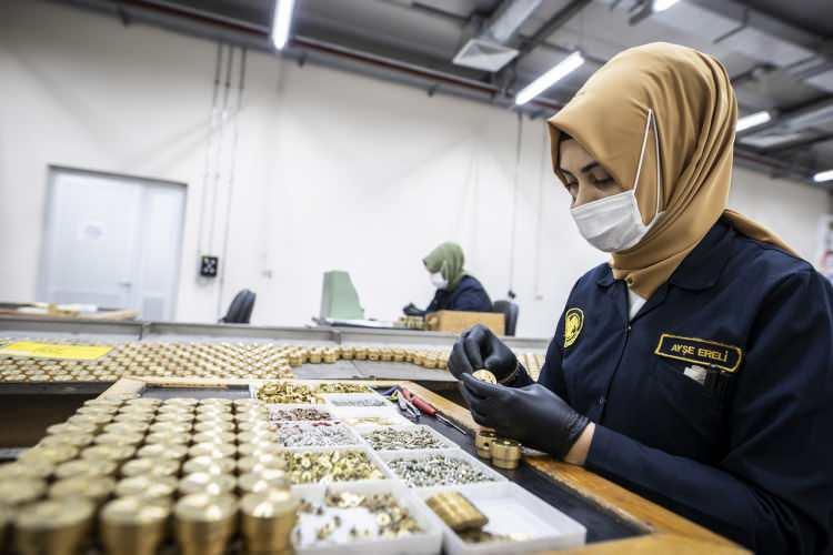 <p>AA, MKE'de, silah, mühimmat ve fişek üretiminde görev yapan bugünün Şerife Bacılarını 8 Mart Dünya Kadınlar Günü dolayısıyla görevleri başında görüntüledi.</p>