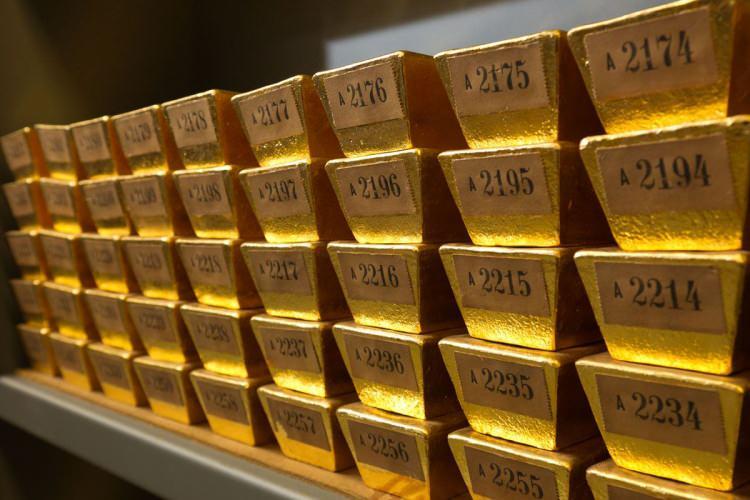 <p>Dün kararın açıklanmasının ardından son 2 yılın en yüksek seviyesi olan ons başına 2 bin 70 dolara tırmanan altın sonrasında bir miktar geri çekilse de 2 bin doların üstündeki güçlü seyrini korudu. Spot piyasada ons altın en son Ağustos 2020’de 2 bin 89 dolarla zirveyi görmüştü.</p>