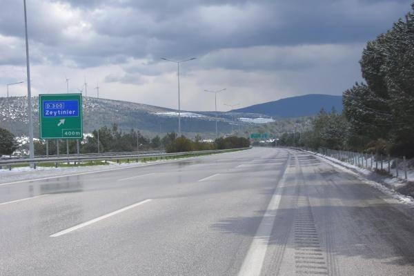 <p>Karayolları Bölge Müdürlüğü ekipleri otoyolda tuzlama ve küreme çalışmaları yaptı. </p>
