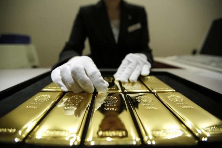 <p>ENFLASYON ENDİŞELERİ ALTIN FİYATLARINI TETİKLİYOR<br />
ABD merkezli aracılık şirketi High Ridge Futures’ın metal ticareti direktörü David Meger CNBC’ye yaptığı değerlendirmede, “Artan enerji fiyatları, tahıl fiyatları ve ana metal fiyatlarının birleşimi, enflasyon baskısı nedeniyle altının yükselmesinin ardındaki ana sebep olmaya devam ediyor. Ayrıca, jeopolitik cephedeki büyük endişeler nedeniyle hisse senedi piyasaları baskı altına girdiğinden altın piyasasında önemli miktarda güvenli liman alımları görüyoruz” dedi.</p>
