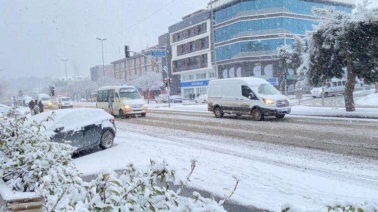 <p>Sabah saatlerinden itibaren etkisini atırarak devam eden kar yağışı vatandaşlara zor anlar yaşattı. E-5 Güzelyurt mevkii Metrobüst üst geçit karla kaplandı.</p>
