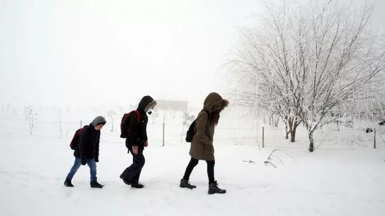 <p>GİRESUN</p>
<p>Giresun'da kar yağışı nedeniyle il genelindeki tüm okullarda yarın eğitime ara verildiği bildirildi.</p>
<p>Valilikten yapılan yazılı açıklamada, İl Umumi Hıfzıssıhha Meclisinin, Vali Enver Ünlü başkanlığında Valilik makamında toplandığı belirtildi.</p>
<p>Toplantıda, il genelinde eğitime ara verilmesi kararının alındığı aktarılan açıklamada, şunlar kaydedildi:</p>