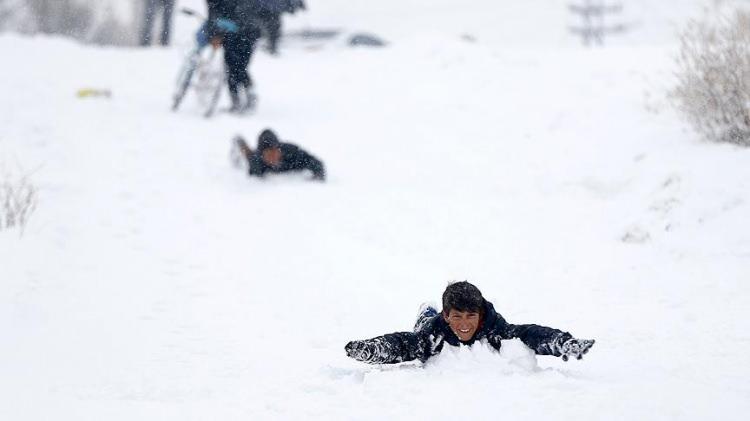 <p>Öte yandan Meteoroloji Genel Müdürlüğü, Doğu Karadeniz kıyıları, Ordu, Ağrı, Muş, Bitlis ve Hakkari çevrelerinde yerel kuvvetli ve yer yer yoğun kar şeklinde olması beklendiğini duyurdu.</p>