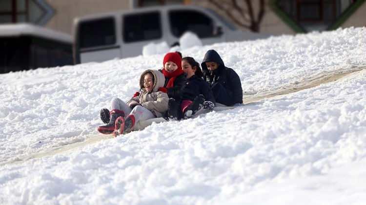 <p>"İlimizde yaşanan yoğun kar yağışı, olumsuz hava koşulları ve buzlanma nedeniyle Meteorolojiden yapılan uyarılar da dikkate alınarak, ilimiz genelinde 14 Mart Pazartesi günü, resmi ve özel tüm örgün ve yaygın eğitim kurumlarında, özel öğretim kurslarında ve özel rehabilitasyon merkezlerinde eğitim öğretime bir gün süreyle ara verilmiştir."</p>
<p>Açıklamada, il genelinde engelli ve hamile personelin yarın idari izinli sayılacağı da ifade edildi.</p>