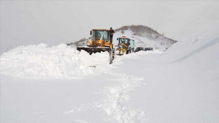 <p>Kastamonu İl Milli Eğitim Müdürlüğü, Kastamonu’da etkili olan kar yağışı ve sonrasında yaşanabilecek olumsuzluklar sebebiyle bazı ilçelerde eğitim ve öğretime 14 Mart Pazartesi günü 1 gün ara verildiğini duyurdu. Yapılan açıklamada, Küre ve İnebolu ilçelerinde tüm okullar tatil edildiği ifade edilirken Bozkurt, Çatalzeytin ve Doğanyurt ilçelerinde de taşımalı eğitime 1 gün ara verildiği belirtildi.</p>