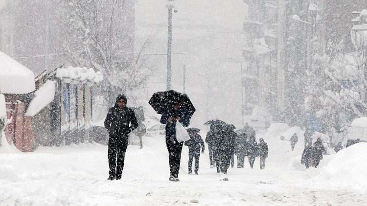 <p>DİYARBAKIR</p>
<p>Diyarbakır'ın Çınar ilçesi Kaymakamı Güher Sinem Büyüknalçacı, yoğun kar yağışı nedeniyle yarın ilçe genelinde eğitime 1 gün ara verildiğini bildirdi.</p>
<p>Büyüknalçacı yaptığı yazılı açıklamada, "İlçemiz Çınar'da etkili olan yoğun kar yağışı ve ulaşımda yaşanabilecek muhtemel riskler nedeniyle 14.03.2022 Pazartesi günü ilçe genelinde eğitim ve öğretime 1 gün süre ile ara verilmiştir." ifadelerini kaydetti.</p>