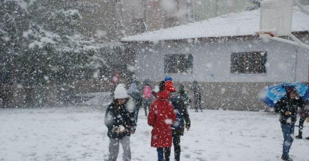 <p>MUŞ</p>
<p>Muş Valiliği, olumsuz hava koşulları nedeniyle yarın il genelinde eğitim ve öğretime bir gün ara verildiğini duyurdu.</p>
<p>Valilikten yapılan açıklamada, elverişsiz hava koşulları ile meteorolojik buzlanma, don, sis ve kuvvetli yağış uyarısı kapsamında, 5442 sayılı İl İdaresi Kanununun 11/C maddesi gereğince; 14 Mart 2022 Pazartesi günü il genelinde eğitim-öğretime 1 gün süre ile ara verilmesine karar verildiği ifade edildi.<br />
Ayrıca, kamu kurum ve kuruluşlarında çalışan hamile ve engelli personelin de 14 Mart 2022 Pazartesi günü idari izinli sayılacağı kaydedildi.</p>