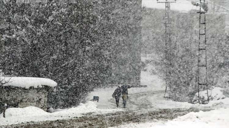 <p>IĞDIR</p>
<p>Iğdır'da bazı köylerde kar yağışı nedeniyle eğitime 1 gün süreyle ara verildi.</p>
<p>Doğu Anadolu bölgesinde etkili olan kar yağışı Iğdır'ın yüksek kesimlerinde etkisini artırdı.</p>
<p>İl Milli Eğitim Müdürlüğünden yapılan açıklamaya göre, Tuzluca ilçesine bağlı Pirli ve Yeniköy İlkokulları hariç tüm köy ve ilçe merkezindeki okullar ile kent merkezine bağlı Gürpınar, Alibeyköy, Mezra, Alikoçak, Karaçomak, Kervansaray, Pınarbaşı, Taşlıca ve Kızılkule köylerinde bugün eğitim yapılmayacak.</p>