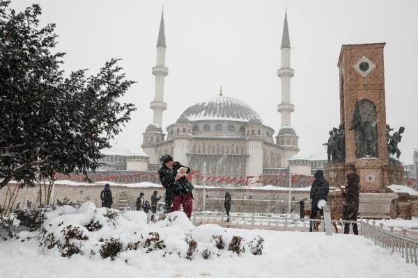 <p>Taksim Meydanı’nda kar yağışı etkili oldu.</p>
