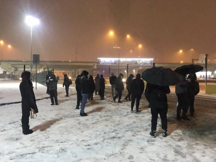 <p>Yoğun kar yağışı hayatı olumsuz etkilerken, otobüs seferlerinin aksaması nedeniyle yüzlerce vatandaş, Kadıköy Uzunçayır metrobüs durağında mahsur kaldı.</p>
