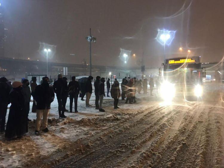 <p>İstanbul'da kent genelinde kar yağışı etkisini attırmaya devam ediyor. Yoğun kar yağışı nedeniyle otobüs seferleri aksadı. </p>
