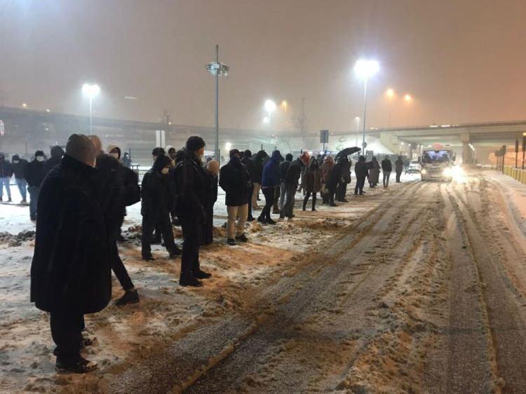 <p>Yaklaşık 300 kişi, Kadıköy Uzunçayır metrobüs durağında mahsur kaldı. Vatandaşlar soğuk havada saatlerce otobüs bekledi.</p>
