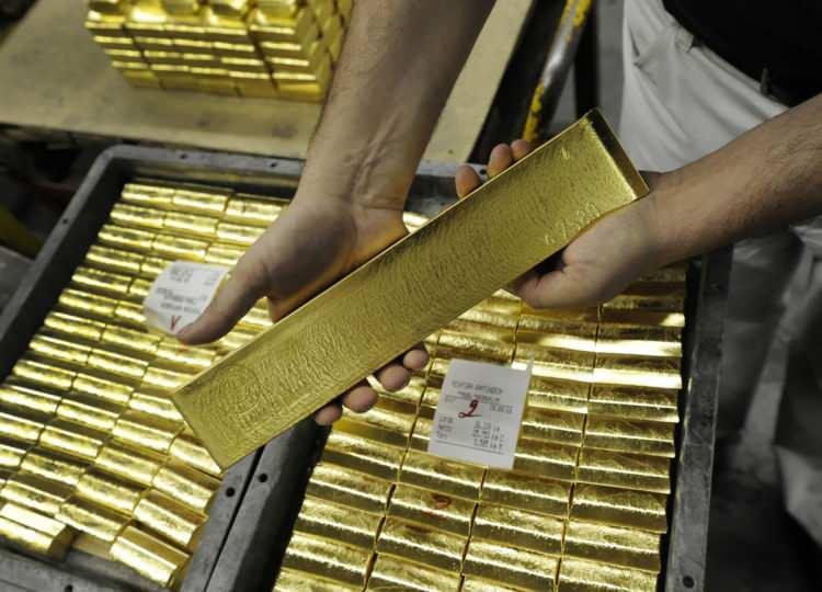 <p><strong>CİTİ'DEN ALTIN İÇİN BÜYÜK TAHMİN</strong></p>

<p>Citi, Ukrayna krizi ve küresel ekonomideki yansımaları sonrasında altın ve gümüş için tahminlerini revize etti.</p>

<p>Ukrayna krizinin yumuşak bir makro inişe yol açacağı öngörüsüyle gelecek 6-12 ay için altın ve gümüş tahminlerini 1875 ve 24,50 dolar/ons olarak revize etti.</p>
