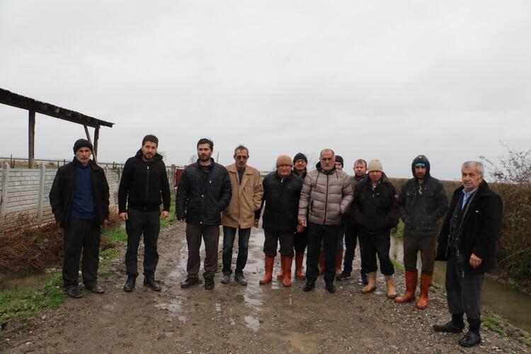 <p>'BİZİ ÇOK MAĞDUR DURUMDA BIRAKTILAR' </p>
<p>Çok mağdur olduklarını belirten Tahsin Pezek ise, "Bunca yıldır bu seneki kadar büyük bir zarar görmedik. Hayvanlarımız çok mağdur durumda kaldı.</p>