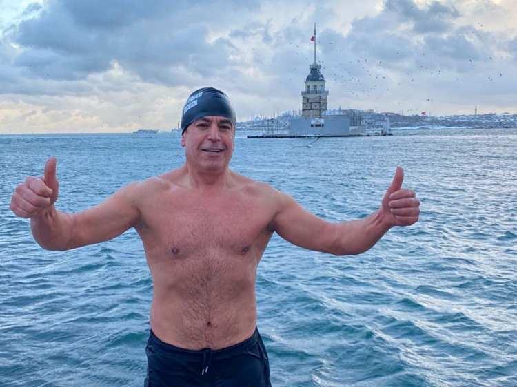 <p><strong>"ALIŞKANLIĞI OLMAYAN İNSANLARA TAVSİYE ETMİYORUZ"</strong></p>

<p>Buz gibi havada denize giren Ramazan Değer, “Yine her zaman olduğu gibi Kız Kulesi'nde yüzmeye geldik. Sarayburnu Fatihleri olarak 365 gün denize giriyoruz. Alışkanlığı olmayan insanlara tavsiye etmiyoruz. Bu güne kadar, soğuk havada denize girdiğimiz için hiçbir zaman hastaneye gitmedik. Spor sağlıktır, deniz şifadır” diye konuştu.</p>
