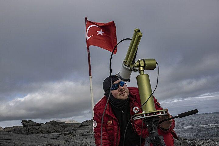 <p><strong>Hava kalitesi istasyonları ile çevresel etkiler ölçülüyor</strong><br />
<br />
Seferin Çevre Zabiti Atilla Yılmaz, "Ne kadar önlem alınsa da bilimsel faaliyetlerin Antarktika’da çevresel etkilere neden olduğunu" ifade ederek şunlara dikkati çekti:</p>
