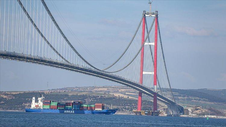 <p>Geçişlerde önemli ölçüde zaman kazanılacağını söyleyen Bakan Karaismailoğlu, “1915 Çanakkale Köprü’müz ise ‘en’lerin projesi olarak Lapseki-Gelibolu arası feribot seferi ile 1.5 saat süren, feribot kuyruğundaki bekleme süreleriyle uzun saatler alan geçiş süresini 6 dakikaya indirecek. Atalarımızın kanlarıyla sulanmış Çanakkale Boğazı’na adeta mühür vuracak. </p>
