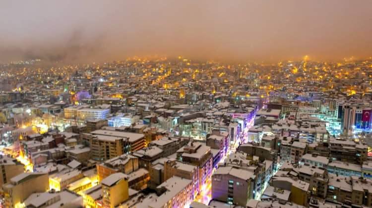 <p>Kocaeli'de cuma günü akşam saatlerinde etkisini gösteren yoğun kar yağışı kenti beyaza bürüdü. </p>
