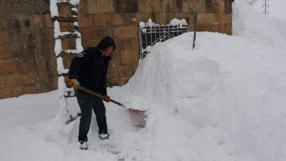 <p>Bitlis merkeze bağlı Başhan köyünde ikamet eden Çetin Öziş, evine gidip gelmek için 2 metrelik tünel açtıklarını söyledi.</p>