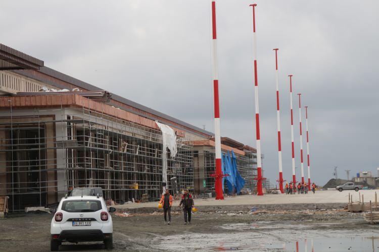 <p>Şimdi ise emektar Trabzon Havalimanı’nı aşıp Rize il sınırlarına giriş yapacağız. Trabzon ekmeği alamadık diye üzülmeyin zira Rize çayı içmenin en güzel yanının, meşhur Rize simidi yemek olduğunu siz değerli yolcularımıza hatırlatmak isteriz" dedi. </p>
<p> </p>