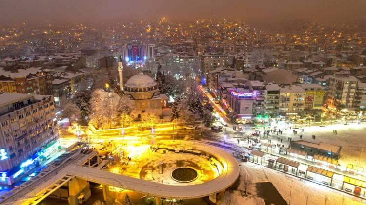 <p>Kocaeli, mart ayında yağan karla farklı bir güzelliğe büründü. Şehrin ışıkları kar ile birleşince ortaya kartpostallık manzaralar çıktı.<br />
 </p>
