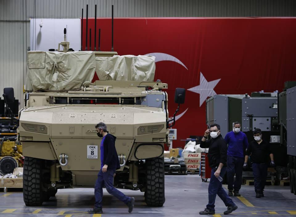 <p>Bu tür çalışmaları çok fazla duyurmadıklarını dile getiren Kurt, şunları kaydetti:</p>

<p>"FNSS'ye ne oldu, büyük ihracat projeleri artık yok mu? diye düşünenler olabiliyor. Şu anda azaldı denilen durumda bile 4 ihracat projemiz devam ediyor. Bizim ihracat pazarlarımızda önemli dezavantajlar oluştu bir süredir. </p>
