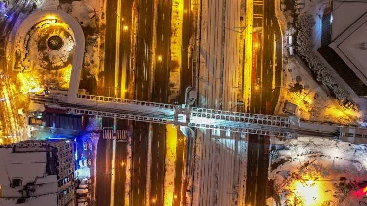 <p>Kar ve şehrin ışıklarının birleştiği kış güzelliği, dron ile havadan da görüntülendi.<br />
Hava sıcaklıklarının 4 derece ölçüldüğü kentte kar yağışı aralıklı olarak etkisini göstermeye devam ediyor. </p>
