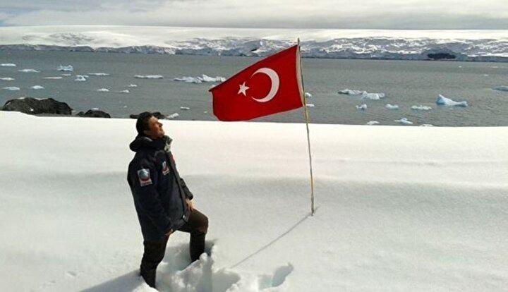 <p>Tüm insanlığın bilimsel çalışmalarına açık olan Antarktika, yıllardır birçok ülkenin araştırma istasyonuna ev sahipliği yapmaktadır. Bu istasyonların bir kısmı “kalıcı-uzun dönemli” bir kısmıysa “geçici-kısa dönemli” olarak adlandırılmaktadır.</p>