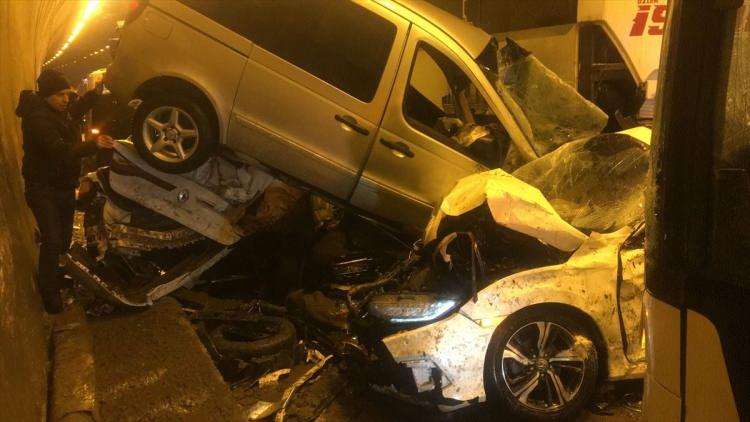 <p>Anadolu Otoyolu'nun İstanbul istikameti Bolu Dağı Tüneli içinde yolcu otobüsleri, tır ve otomobillerin karıştığı zincirleme trafik kazası meydana geldi.</p>
