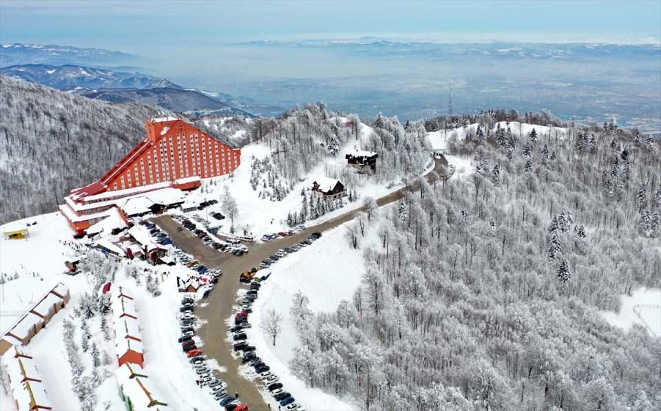 <p>Gelecek sezon için yeni yatırımlar planladıklarını aktaran Tamer, yeni telesiyejle otel içinde ve dışında yenileme yapılacağını sözlerine ekledi.</p>
