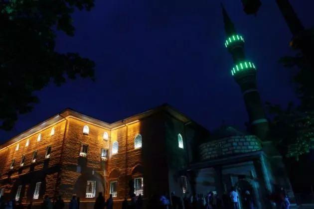 <p>Müslümanlık gelenek ve göreneklerin darlığına mahkum... İbadet ü tâat kültür televvünlü... Duygular, düşünceler fantezilere emanet... Mücadelelerin esası da çıkarlar, menfaatler, ırkî mülahazalara dayalı. Sen bizlere çıkar yol lutfeyle ya rabbi!</p>

<p> </p>
