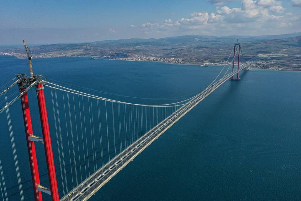 <p>İstanbul'u Çanakkale'ye, sonrasında da Kuzey Ege'ye bağlayacak Türkiye'nin en prestijli projelerinden köprü ve otoyol bağlantısında açılış için hazırlık yapıldı. Peyzaj çalışmaları kapsamında 516 bin 863 fidan dikilen projenin çevresinde düzenleme yapılarak, köprü üzerindeki bağlantı noktaları ve bariyerler kontrol edildi, eksiklikler giderildi.</p>

<p> </p>
