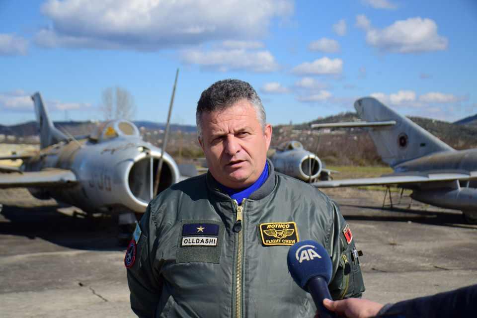 <p>2005'ten itibaren üssün Arnavutluk Hava Kuvvetleri pilotlarının eğitim ve tatbikatlarını gerçekleştirdiği bir üsse dönüştüğünü aktaran Olldashi, bunun yanı sıra geçen yıl düzenlenen çok uluslu "Defender-Europe 21" askeri tatbikatı gibi gerek Arnavutluk'un gerekse de NATO üyesi ülkelerin farklı tatbikatlarına ev sahipliği yaptığını kaydetti.</p>

<p> </p>
